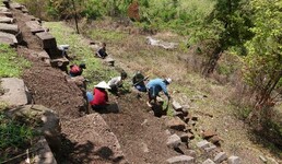 Cleaning operations before photography - Vat Phou (© Projet CHAMPA).Cleaning operations before photography - Vat Phou (© Projet CHAMPA).