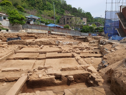 Site des fouilles d’un palais temporaire, Sinyông-dong, Chong-no, Séoul, le 10 mai 2023 © É. Chabanol.