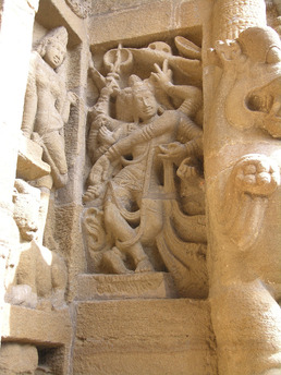 La déesse Kali dansant sur la face ouest du Kailasanatha de Kanchipuram, début du VIIIe siècle. Cliché : Dominic Goodall.
