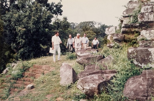 Inspection du site du Baphuon par Pascal Royère et ses collègues