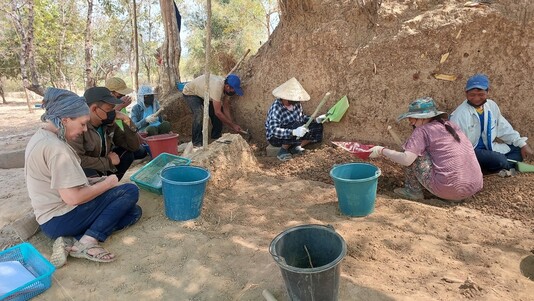 Fouilles archéologiques à Vat Song O – Christine Hawixbrock (archéologue) et Mr Chanphenh Phommavandy (technicien de fouilles) - Février 2024 (© Projet CHAMPA).