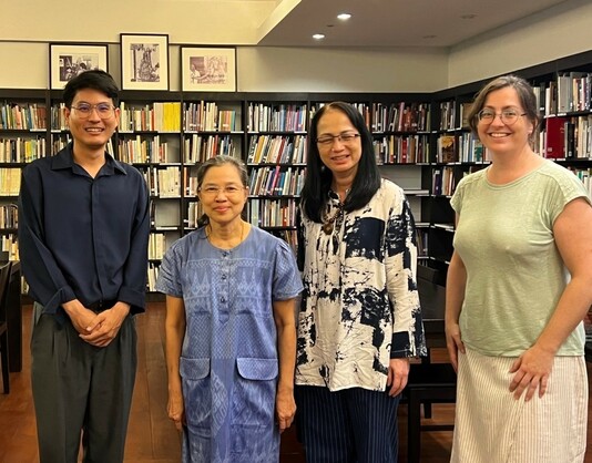 L'équipe de la bibliothèque de Chiang Mai et Katia Juhel