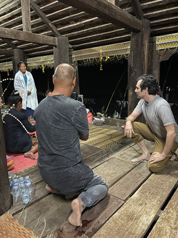 Gregory Kourilsky et Frédéric Hai Bovey lors d’une captation vidéo du Bun Pha Vet au temple Nonglamchan (province de Savannakhet, Laos).