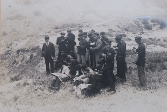 Le professeur Tada Fumio et des étudiants de l'université impériale de Keijo participant à des travaux de terrain en trigonométrie à Mengjiang/Mongolie intérieure en 1939 © Collection de l'université Komazawa.