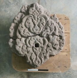 Parements décoratifs préangkoriens provenant de la source sacrée de Vat Phu (VP I 559 - VP I 560) (© Projet CHAMPA).