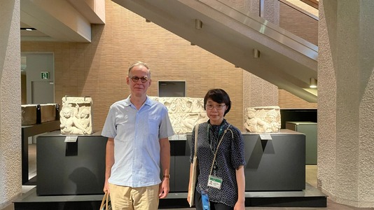 Le directeur de l’EFEO et Mme Harada Ayumi, directrice du département de la programmation de la conservation au Musée national de Tōkyō, dans la salle d’art khmer du pavillon des Arts de l’Orient (23 août 2023, © N. Fiévé).