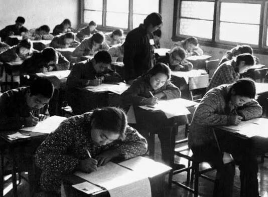Ren Shulin, "Buxiu niandai" (Les années inoxydables) : l'examen du gaokao à Pékin dans les années 1980.