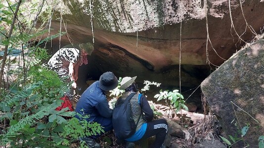 Reconnaissance à l’abri sous roche de Tham Lek en décembre 2023 (© Projet CHAMPA).