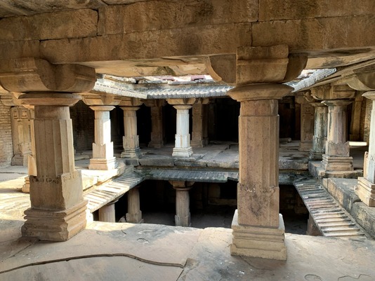 Monastère śivaïte en ruine du IXe s. à Kadwaha (autrefois le monastère s'appelait Mattamayūra), dans le district de Shivpuri, au Madhya Pradesh. (Photo de Dominic Goodall)