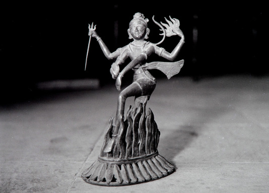 Shiva dansant dans les brasiers des champs de crémation, musée du fort de Gwalior, Madhya Pradesh, Inde (photographe P. Z. Pattabiraman, collection commune EFEO/IFP, EFEO-IFP02362_9, 1961)