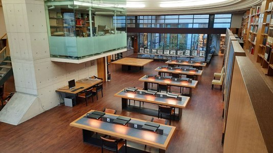 Salle de lecture de la bibliothèqie de l'EFEO à Paris