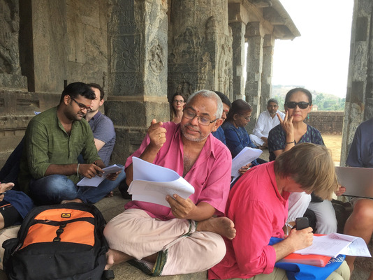 S.L.P. Anjaneya Sarma en train d’animer une séance de lecture d'un texte philosophique sanskrit lors d'un workshop près de Manipal, dans l'État du Karnataka, en janvier 2017.
