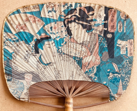 Utagawa Hiroshige II (1826-1869), La maison Gankirō à Yokohama, écran à main, bambou et papier, xylogravure par Horitake (Yokogawa Takejirō), 1861, Edo, édité par Dansendō (Ibaya Senzaburō), coll. particulière.