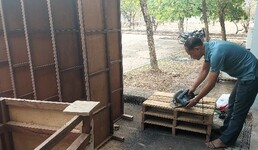 Soubanh Kanhaphanh – Fabrication de petites palettes en bois – Vat Phou (© Projet CHAMPA).