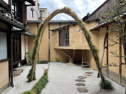 Kuan tea pavilion (chashitsu) (2003), architect Fujimori Terunobu, Tokushōji, Shimogyō-ku, Kyōto (Photo ©Benoît Jacquet, October 2023).