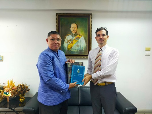 À gauche, le Dr. Santi Pakdeekham, secrétaire général ad interim de l’Office of the Royal Society of Thailand