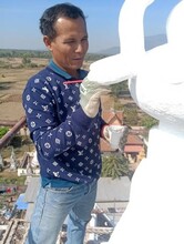 Bounsouang Senphaseuth – Peinture finale sur le pinacle – janvier 2026 (© Projet CHAMPA).