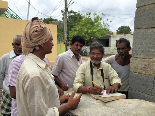 L’inestimable N. Ramaswamy (Babu) dans ses rôles habituels, un volume d'Epigraphia Indica à la main et un appareil photo autour du cou, notant les informations fournies par les habitants d'un village de l'Andhra Pradesh en 2018, tout en leur faisant comprendre l'importance du site et en leur expliquant le contexte historique des vestiges.