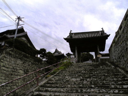 The entrance to the Tafukuji (town of Usuki, Ōita Prefecture), a Rinzai temple where the Kirishitan kanagaki is kept.
