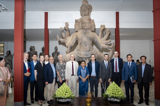 Photo de groupe devant le Śiva dansant de Koh Ker