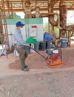 Wat chaiwattharanaram – Concassage de briques (© Projet CHAMPA)