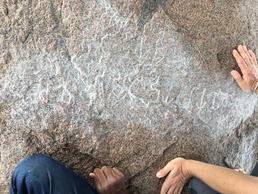 Faire apparaître l’édit d’Aśoka (IIIe siècle avant J.-C.) à Palkigundu. Photo : C. Schmid.