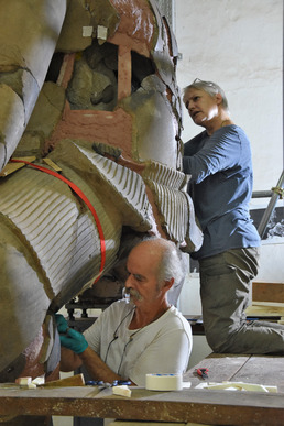 Des membres de l'équipe de restauration en plein travail