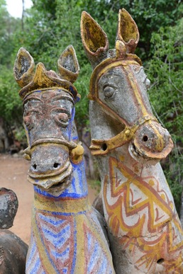 Chevaux de terre cuite à Illayankudipatti, un des plus grands sites d’Aiyanar du Tamil Nadu avant le passage du cyclone Gaja en septembre 2018, cliché Jean-Louis Cardin, 4 septembre 2015 (photo 7663).
