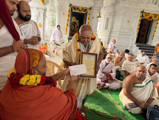 S. L. P. Anjaneya Sarma honoré du titre Brahmanyasarvabhaumah au Mahavidyapeetham