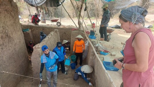 Fouilles archéologiques à Vat Song O – Christine Hawixbrock (archéologue) et Bounsouang Sanpaserd (ingénieur Vat Phou – dessinateur) - mars 2024 (© Projet CHAMPA).