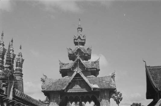 Toiture étagée d’un des pavillons annexes du Pha That Luang, Vientiane, cliché R. Eches, 1961 (EFEO_ECHE00029).