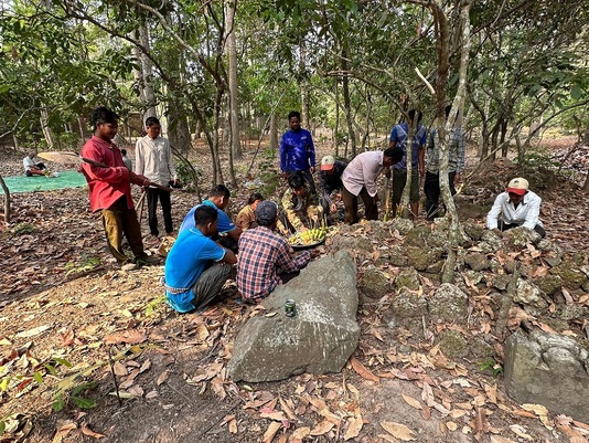 Projet LANGAU – Fondre pour le roi (EFEO & Autorité nationale APSARA). Site de la fonderie royale, Angkor Thom (province de Siem Reap, Cambodge). Cérémonie au neak ta en amont de la campagne de fouille 2024, Mars 2024.