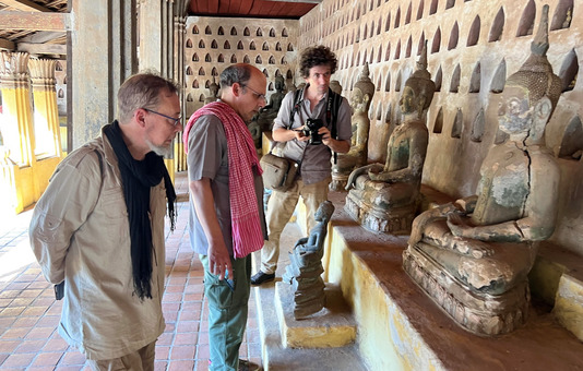 De gauche à droite, Dominique Robcis, David Bourgarit et Brice Vincent au Vat Sisaket.