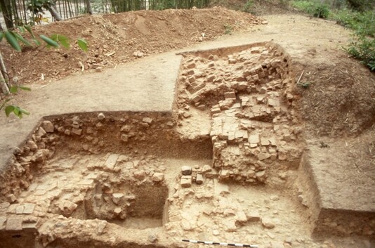 PRAL 1992 Mur sud de l'enceinte 1 de la ville ancienne de Vat Phu (© Projet CHAMPA).