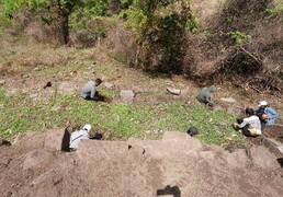 Opérations de nettoyage avant prises de vue – Vat Phou (© Projet CHAMPA)