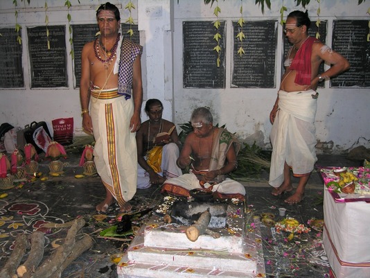 Moment clé dans l'initiation d'un prêtre śivaïte à Cuddalore en 2005