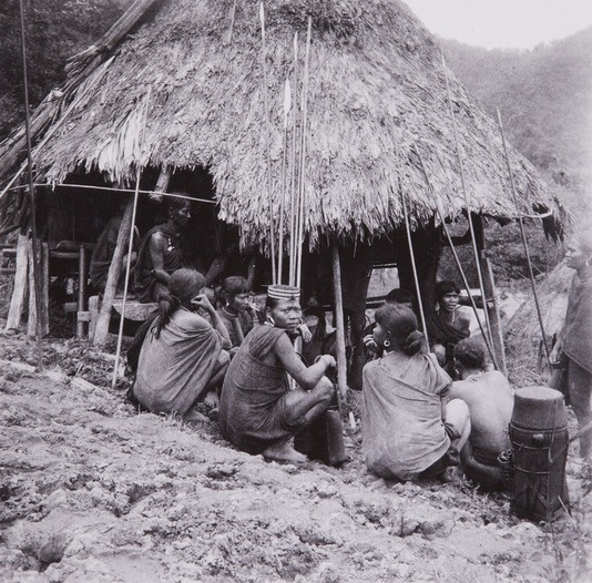 "Les ‘Abui’ sont irrités, la male mort plane sur Gui-ra qui est abandonné de ses habitants et qui tombe en ruines. Il faudra les faire chercher dans les râys", village de Gui Ra entre 19237 et 1939 (EFEO_LEPJ00183).