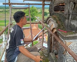 Dégagement et nettoyage d’un des abris sous roche – Vat Phou (© Projet CHAMPA).