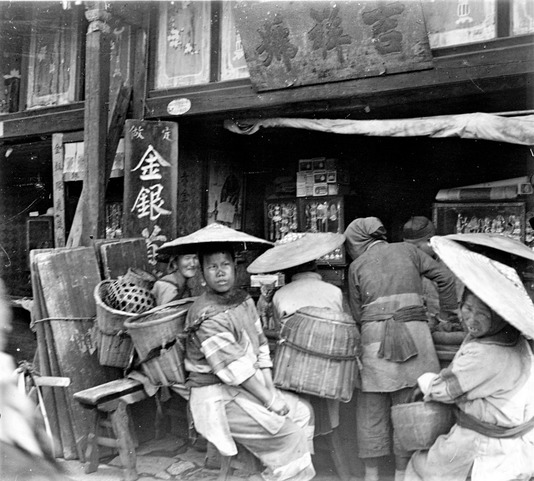 Attroupement devant un étal de bijoux, Chine, Yunnan, Kunming, entre 1910 et 1930