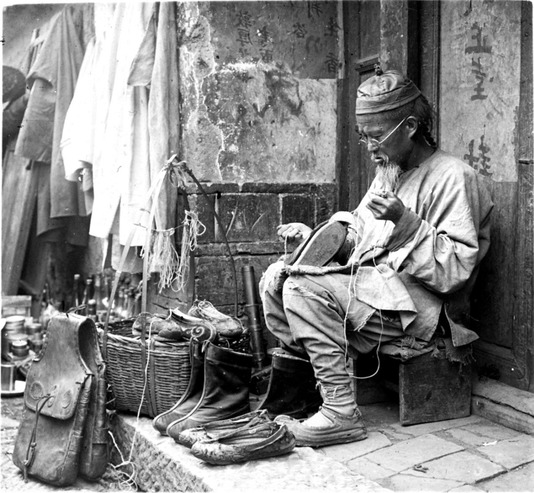 Cordonnier de rue, Kunming, Chine, entre 1910 et 1930, Fonds Louis Finot