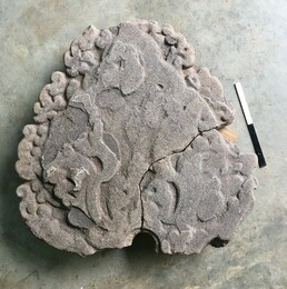Parements décoratifs préangkoriens provenant de la source sacrée de Vat Phu (VP I 559 - VP I 560) (© Projet CHAMPA).