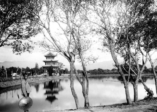 Vue du Mong-Tseu : Lac de l'Université, Xian de Mengzi, Chine, 1933 (EFEO_CHI03370_2).