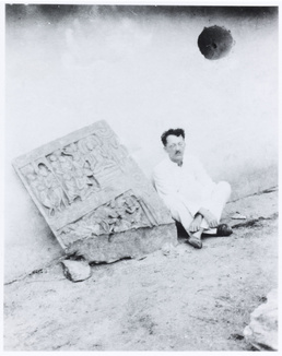 Gabriel Jouveau-Dubreuil (1885-1945) devant un bas-relief (Conversion de Nanda), le 14 juillet 1945 (Photo© RMN-Grand Palais (MNAAG, Paris) / Thierry Ollivier).