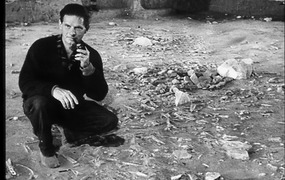 André Leroi-Gourhan inspectant le sol à Pincevent, 1964