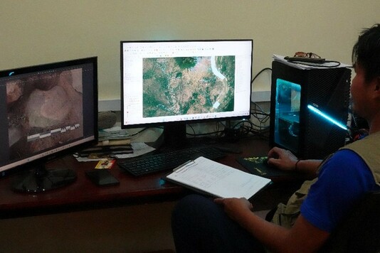 Sybounheuang Phimmaseng (membre de l’équipe LIDAR) – Traitement des données de prospection (© Projet CHAMPA)