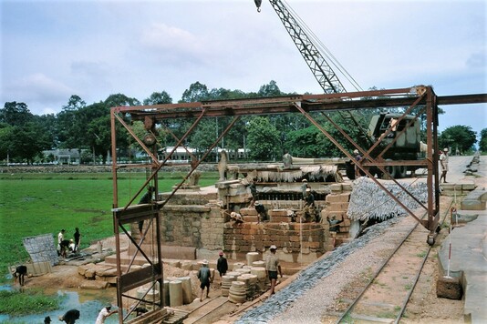 Restauration des terrasses royales d’Angkor Thom, travaux du perron sud de la chaussée ouest, palais royal, Angkor (Cambodge) cliché B-Ph. Groslier, septembre 1965 (EFEO_GROB04305).