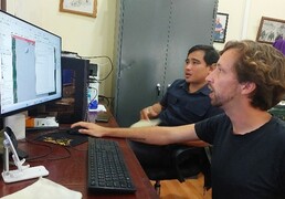 Adam Wijker et Vilasak Phongsawath - Cartographie archéologique au laboratoire à Vat Phou – Mars 2024 (© Projet CHAMPA)