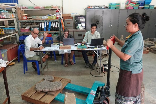 Tongbang Phensawath, Christine Hawixbrock, Sisamay Silaphet et Bertrand Porte, mettant à jour des inventaires dans la réserve de Vat Phou (© Projet CHAMPA).