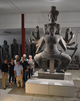 L'équipe de restauration devant le Śiva dansant de Koh Ker restauré