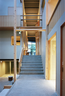 Utilisation de poutres en bois de cryptomère pour l’Incubateur social et résidentiel Toberu 2, conçu en 2021 par l’atelier O+H. Cliché ©O+H.